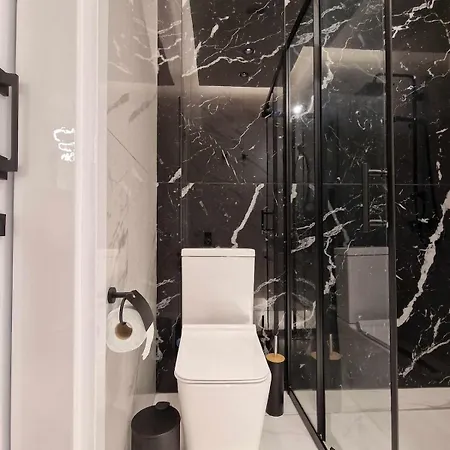 3 Modern Close To The Beach!