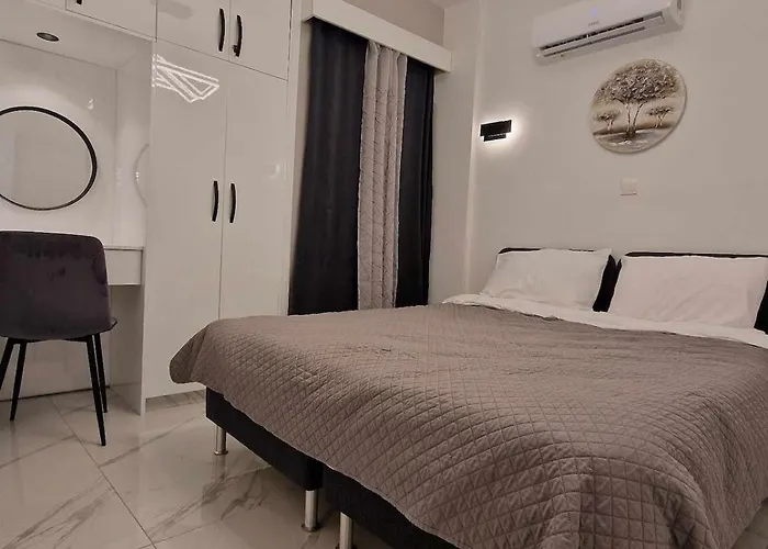 3 Modern Close To The Beach!