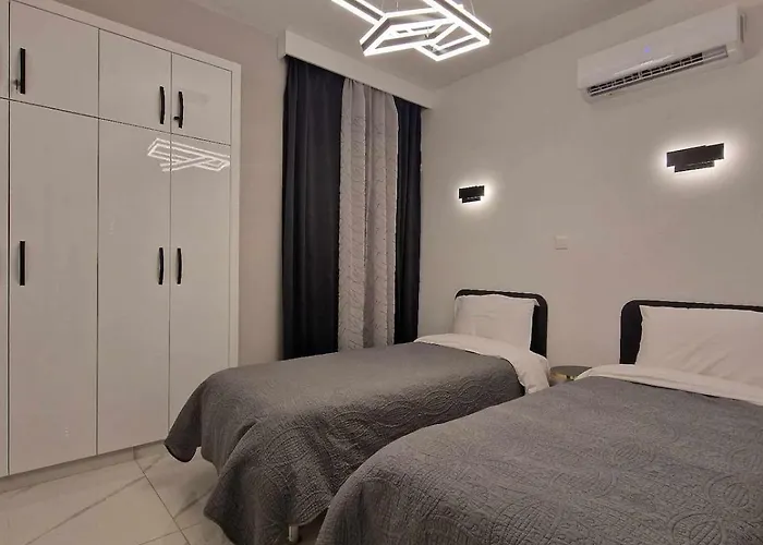 3 Modern Close To The Beach!