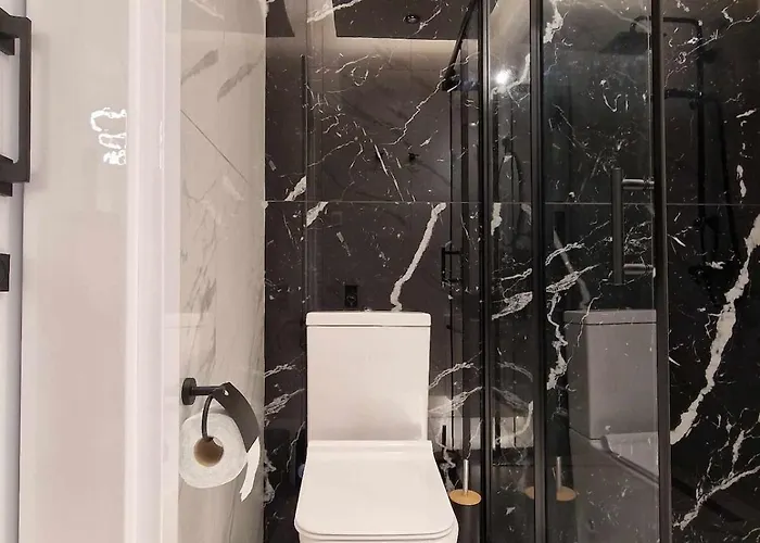 3 Modern Close To The Beach!