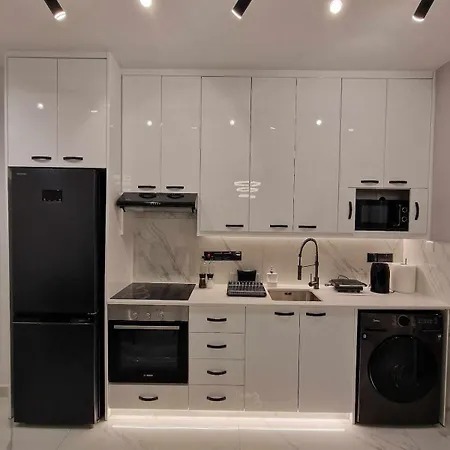 3 Modern Close To The Beach! *